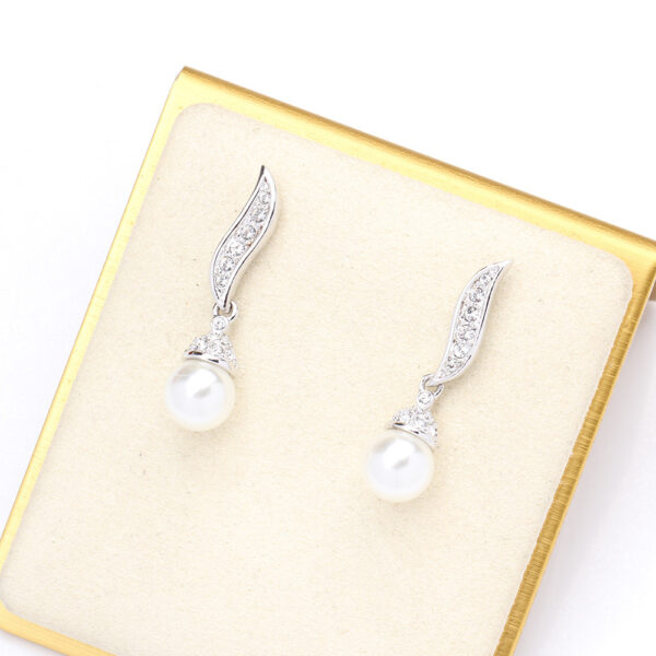 Classic Elegant Graceful Gold-plated Two-color Artificial Pearl Earrings - Image 6