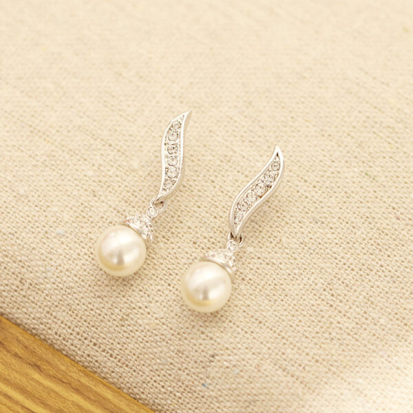 Classic Elegant Graceful Gold-plated Two-color Artificial Pearl Earrings - Image 3