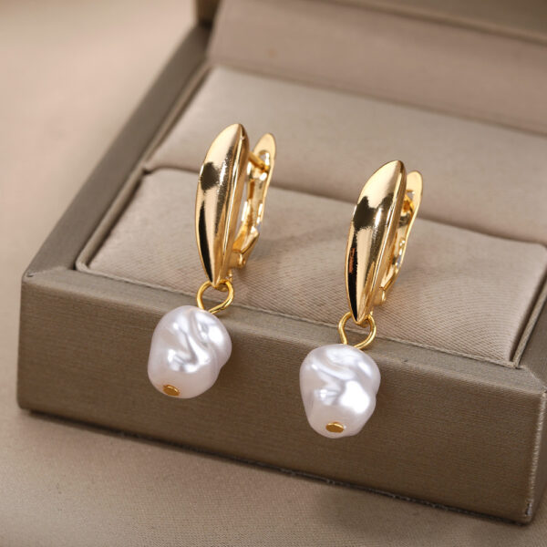 Women's Versatile And Elegant Pearl Earrings - Image 3